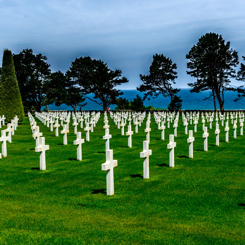 Três séculos depois, a Igreja passou a dedicar um dia anual para orações por todos os mortos já esquecidos. Essa tradição consolidou a ideia de interceder espiritualmente pelos que partiram.-Freepik/wirestock 