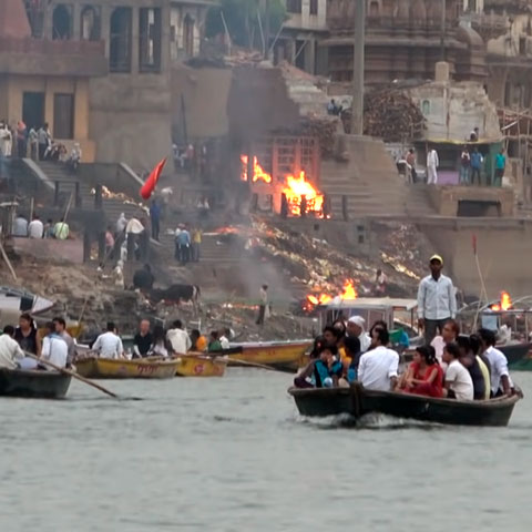 O país conta com 1.908 km³ de água doce por ano. Mas, infelizmente, ela não é bem distribuída e tratada. Segundo a Organização Mundial da Saúde, o número de mortes por ingestão de água cresce a cada ano. O Ganges é o rio mais conhecido da Índia. 