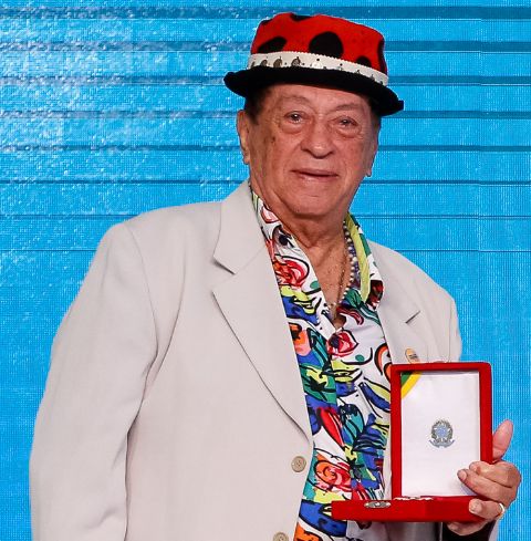 Genival Lacerda, nascido em 1931,foi um dos grandes nomes do forró e da música nordestina do Brasil. Ele tem músicas de sucessos como 