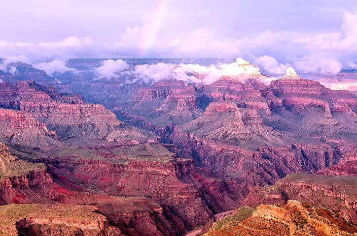 Grand Canyon (EUA) - Situado no Arizona, Ã© uma formaÃ§Ã£o geolÃ³gica com camadas de rocha vermelha, esculpida ao longo de milhÃµes de anos. O cÃ¢nion tem, em mÃ©dia, 16 km de largura ao longo de 445 km. Sua profundidade mÃ¡xima Ã© de 1.829 metros. Grande parte da Ã¡rea Ã© um parque nacional, com corredeiras de Ã¡guas bravas do Rio Colorado. 