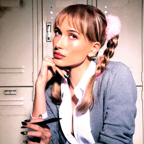 Quando está no Brasil, Hailey Bieber faz questão de exaltar sua origem brasileira. Além disso, ela tem tatuagens homenageando o país. Uma delas é o termo 