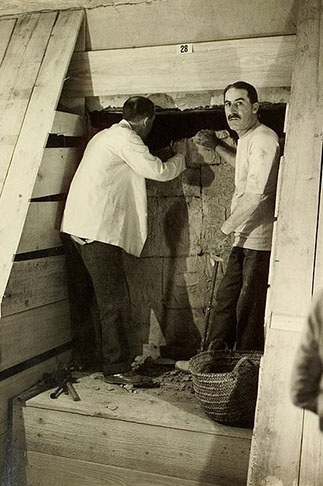 O dia 26 de novembro de 1922 ficou marcado pela descoberta da tumba de Tutankamon, uma dos episódios mais importantes da Arqueologia . 
