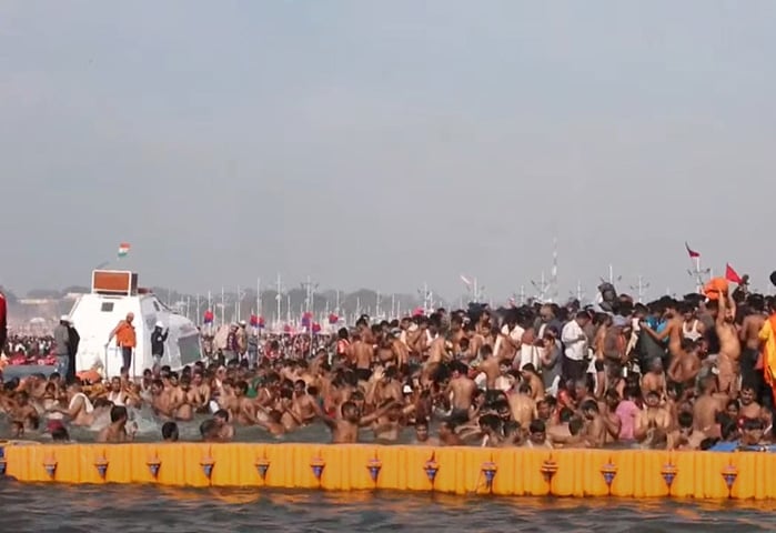 Segundo a tradição, foi nessas cidades que caíram gotas do néctar da imortalidade, durante uma guerra entre deuses e demônios. No festival, milhões de hindus buscam a purificação se banhando no Sangam, local de encontro dos rios sagrados Ganges, Yamuna e Saraswati. -Youtube/Canal EFE BRASIL