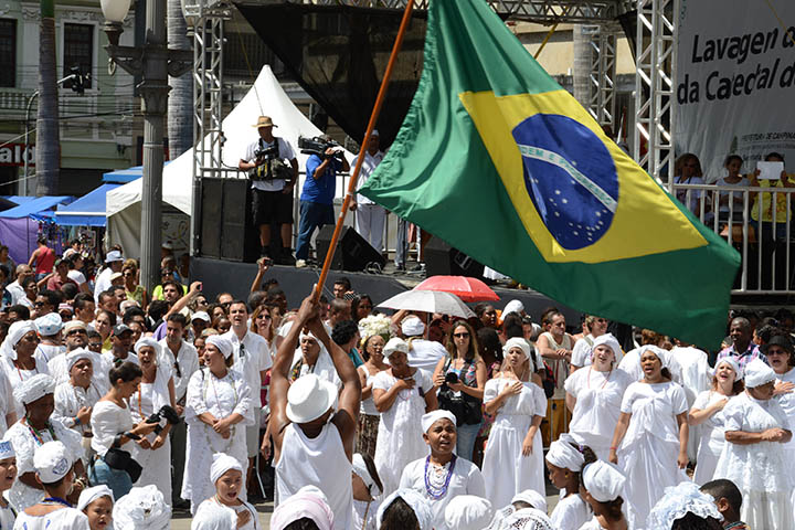 Na Umbanda o culto é mais flexível e sincrético. As entidades que se manifestam são espíritos como caboclos, pretos-velhos e crianças. Os orixás também são cultuados, mas geralmente de forma menos estruturada do que no Candomblé.
