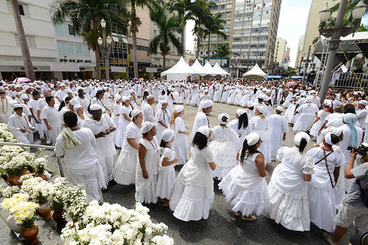 Na umbanda, são cultuados orixás, divindades masculinas e femininas associadas à natureza e à proteção dos seres vivos.