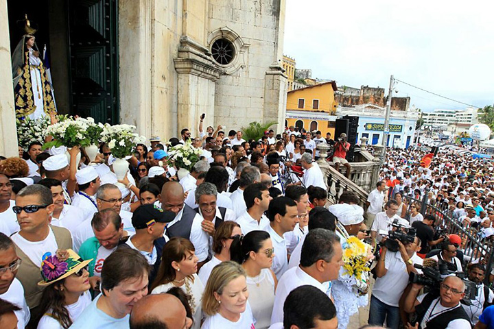 Para a Lavagem do Bonfim, centenas de baianas vestidas de branco (cor de Oxalá) fazem procissão ao longo de 8 quilômetros desde a Igreja de Nossa Senhora da Conceição até a Igreja do Senhor do Bonfim, cuja escadaria é lavada com água de cheiro.- Paula Fróes/ GOVBA/ Fotos Publicas