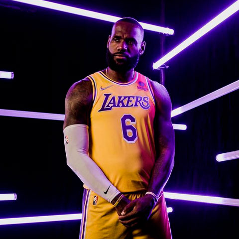 Em 2018, LeBron assinou com o Los Angeles Lakers e, em 2020, a franquia conqusitou o título da NBA. Ele tornou-se o 1° jogador a ser campeão e MVP de Finais da NBA por 3 equipes diferentes da liga. - Reprodução/@kingjames