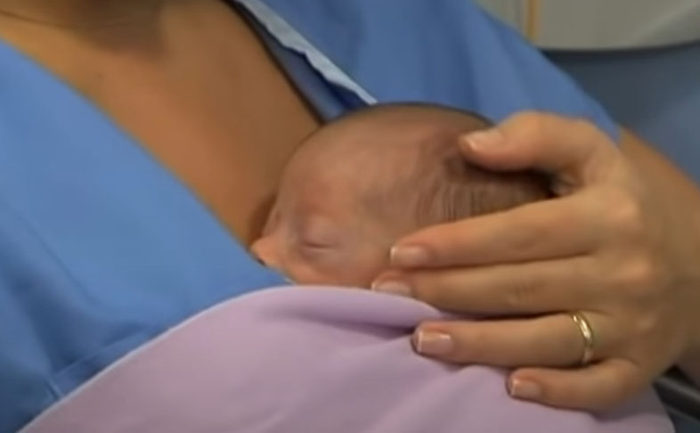 <p>Um método muito usado na recuperação dos prematuros se chama Canguru. Permite, assim que possível, o contato do bebê com a pele da mãe para humanizar o tratamento </p>
