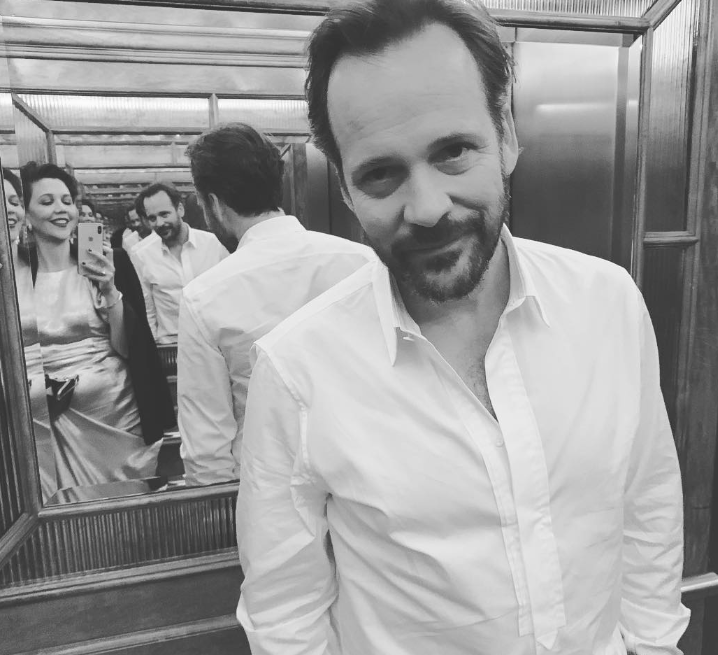 Mas Maggie Gyllenhaal é casada com outro ator, Peter Saarsgard. 