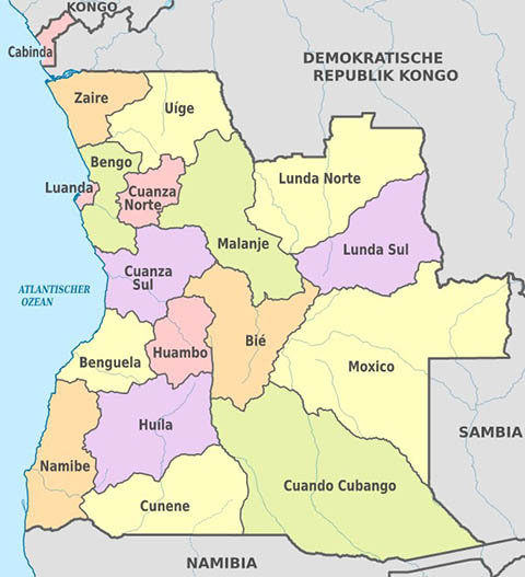 "Umbanda" significa "curandeiro" no idioma Kimbundo, uma das línguas de Angola (onde o português é oficial, mas grande parte da população mantém os idiomas bantos).  Já a palavra candomblé, no quimbundo e no quicongo, faladas em Angola e no Congo, significa "dança com atabaques" ou "ritual religioso com música e dança".