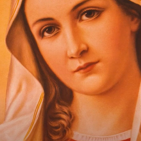 Ainda segundo a doutrina católica, as almas no Purgatório necessitam das orações dos vivos para alcançar a misericórdia divina. A crença sustenta que esse auxílio espiritual pode abreviar o processo de purificação.-Youtube/Aleteia em Português