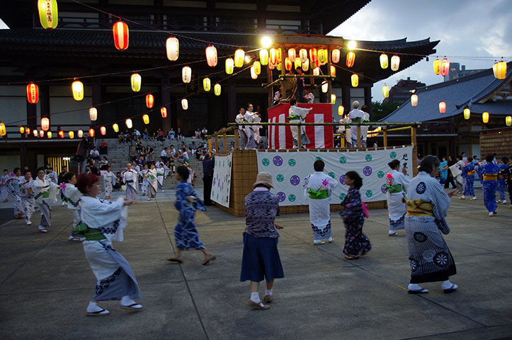 Obon - Festival das Lanternas (Japão) - Para homenagear os ancestrais, as pessoas penduram lanternas nas casas, entre os dias 13 e 15 do sétimo mês lunar (julho). Reza a lenda que os espíritos teriam permissão para visitar os parentes. As luzes servem para guiá-los. Altares chamados de Butsudan são montados nas residências. -Jakub Ha?un/ Wikimedia Commons