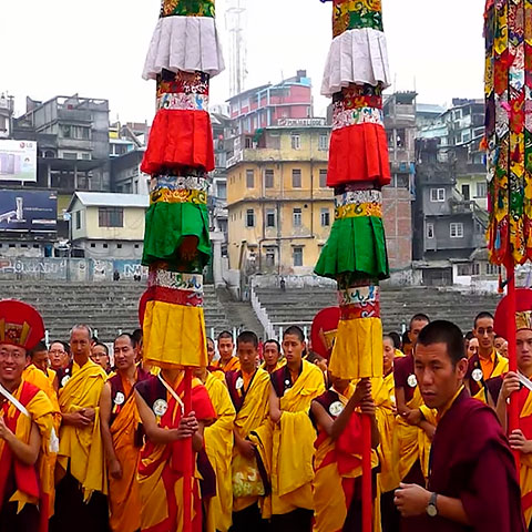 A tradição prepara simbolicamente o retorno dos espíritos ao convívio familiar, segundo a crença de que os antepassados voltam ao mundo dos vivos. O ritual reforça respeito, gratidão e continuidade entre as gerações.-Youtube/Inside Japan