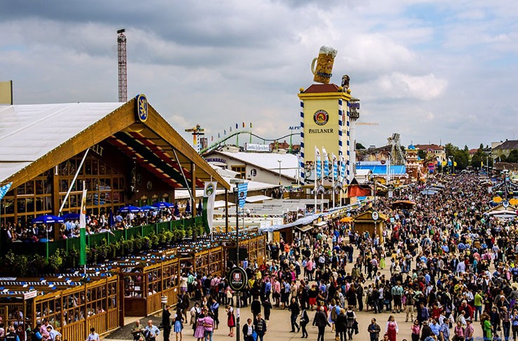 Oktoberfest (Alemanha) - O Festival da Cerveja, em Munique, foi criado pelo rei bávaro Luís I para celebrar seu casamento em 1810. E se perpetuou, ganhando novos significados e atraindo cada vez um número maior de adeptos. Ocorre em setembro e outubro.-Heribert Pohl/ wikimedia commons