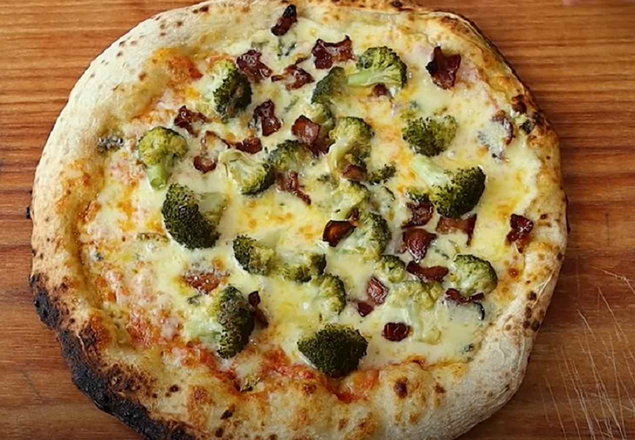 Costume brasileiro: Comer um pedaço de pizza com garfo - Se você for nos Estados Unidos e vir alguém comendo uma pizza com garfo e faca, tire uma foto pois isso é uma baita raridade! Isso porque lá e em outros países a pizza é comida com a mão, muitas vezes na calçada, sendo uma comida barata e rápida de ingerir. 