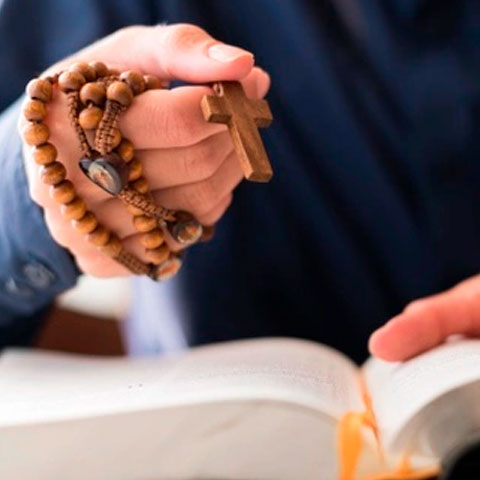 A ação de Odilo reforçava a visão católica de que muitas almas, após a morte, permanecem no Purgatório, passando por um processo de purificação espiritual. Nessa perspectiva, as orações dos vivos auxiliariam a abreviar esse período de expiação.-Freepik