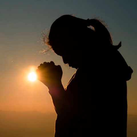 O culto e o respeito pelos mortos já eram praticados antes da instituição oficial da data. Desde o século II, cristãos rezavam pelos falecidos durante visitas aos túmulos dos mártires, mantendo viva sua memória.-Freepik/jcomp