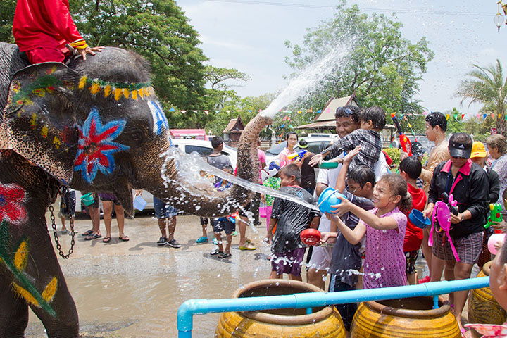 Songkran (Tailândia) - O Ano Novo é celebrado em abril. Durante três dias, as pessoas vão às ruas e jogam (muita) água umas nas outras. Os devotos também visitam os templos para banhar a estátua de Buda, oferecer areia para a reforma dos templos e dar comida aos monges.-JJ Harrison/Wikimedia Commons