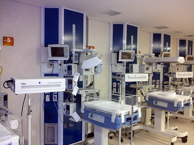 <p>Entre os equipamentos necessários para a sobrevivência e o desenvolvimento do bebê estão respiradores, monitores de oxigenação e controle da pressão arterial. Uma neonatal bem equipada é o ponto de partida para salvar vidas.</p>
