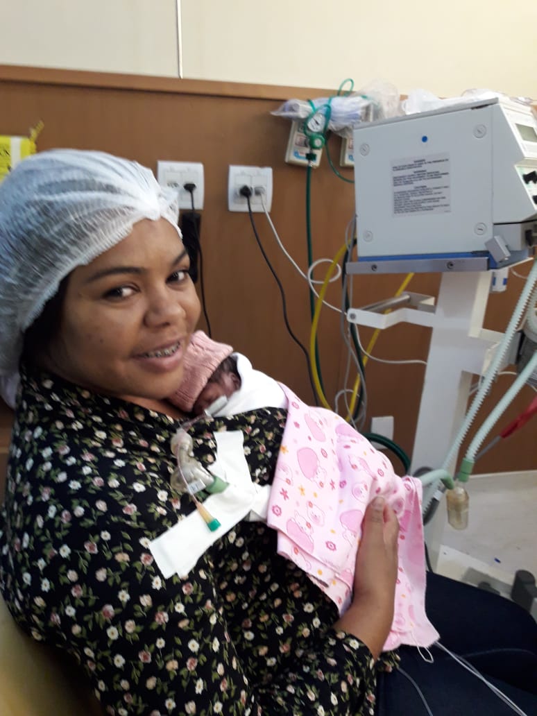 <p>Ana Laura nasceu no hospital de Saquarema, ficou 10 dias na UTI Neonatal e depois foi  transferida para o Hospital de Clínicas de Icaraí. Ela passou 3 meses e 21 dias internada. Na maior parte do tempo, ficou entubada. </p>
