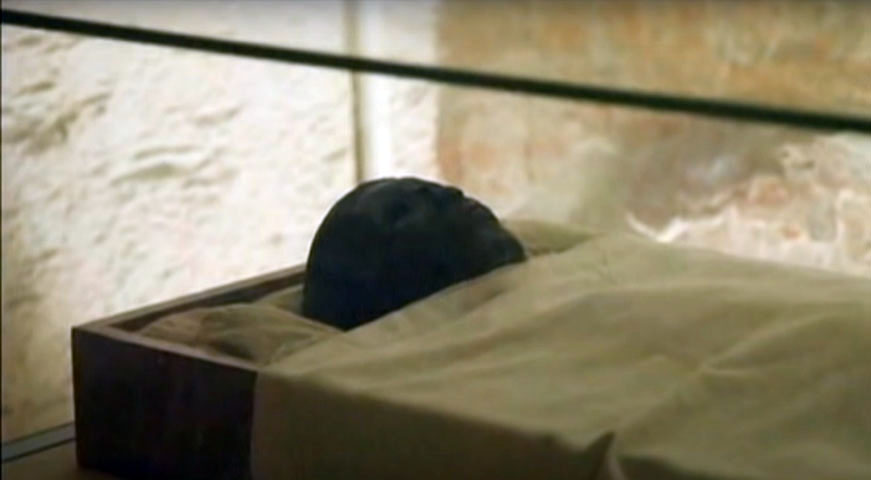 As fissuras estão permitindo infiltração de água da chuva, o que acelera a corrosão das paredes e compromete a estabilidade do local. Feita de xisto de Esna, uma rocha sensível às variações de umidade, a sepultura pode ceder com o aumento da umidade no solo.