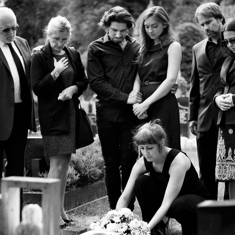 Além disso, é comum acender velas e fazer orações nos cemitérios, pedindo paz e descanso para as almas. Essas práticas fortalecem a espiritualidade, o luto e o vínculo entre vivos e mortos.-Freepik/RawPixel