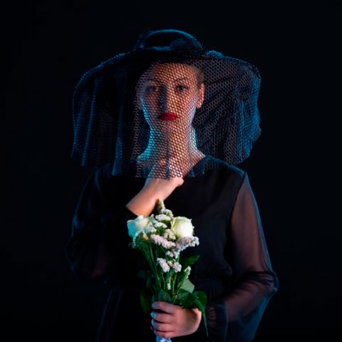 No Dia de Finados, muitos brasileiros visitam as sepulturas de parentes e amigos falecidos, levando flores e organizando os túmulos. Esse gesto simboliza carinho, respeito e preservação da memória afetiva.-Freepik/Mdjaff