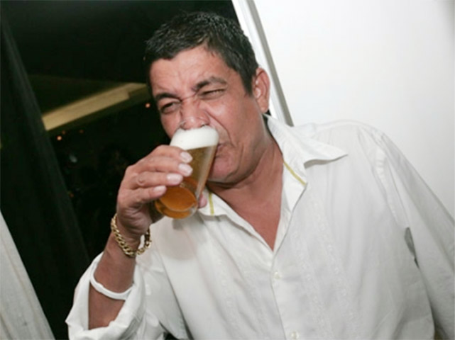 A imagem de Zeca Pagodinho com sua cerveja na mão se tornou um verdadeiro símbolo de sua personalidade pública e de seu estilo de vida. -Facebook ZecaPagodinho.com
