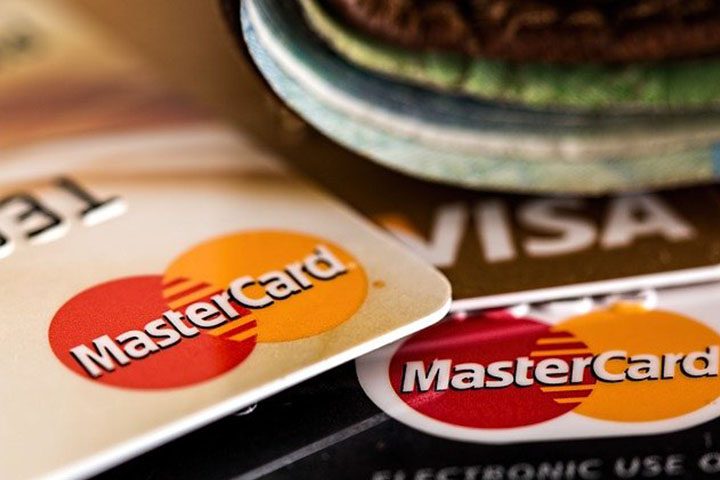 Rinsch também gastou US$ 1,8 milhão em faturas de cartões de crédito; US$ 3,8 milhões em móveis e antiguidades; e US$ 652 mil em relógios e vestuário. 