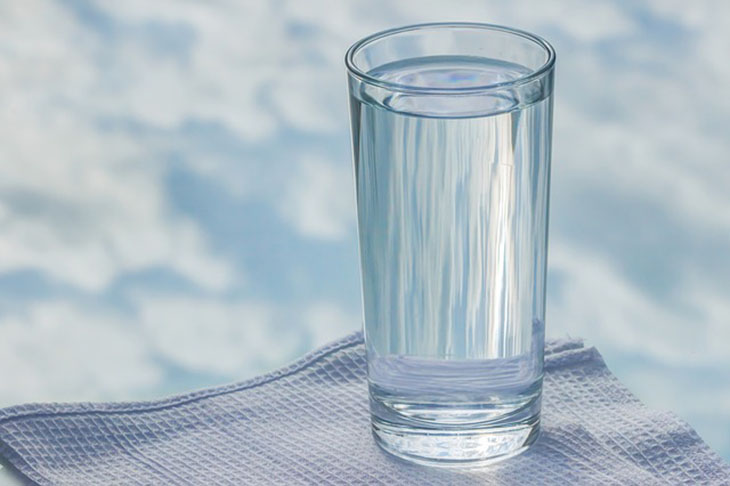 Dica 1 - Beber bastante água todos os dias: Optar pela água como forma de líquido para o dia e beber ela em um bom nível é um grande passo para emagrecer. As razões são várias: diminui a sensação de fome, aumenta a queima de calorias, melhora o funcionamento do intestino e evita a retenção de líquido no corpo, já que o corpo vai entender que não precisa "guardar" água no organismo.