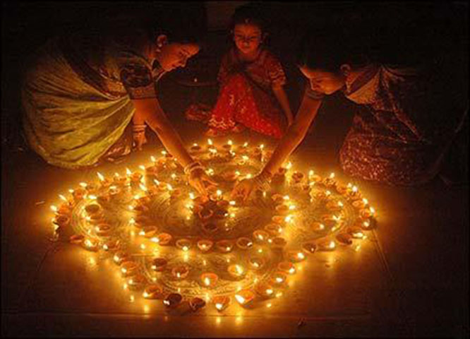 Diwali (Índia) - O "Festival das Luzes", é celebrado em 12 de novembro. Devotos do Hinduísmo comemoram com doces, fogos de artifício e roupas novas, celebrando a destruição das forças do mal por Sri Khrisna, o Ser Supremo, Deus cultuado no país. -Ashish Kanitkar/Wikimedia Commons