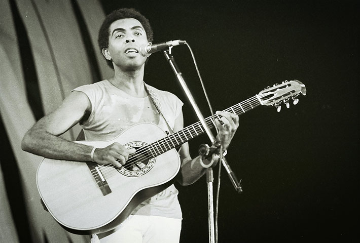 A expressão aparece na música “Aquele Abraço”, gravada em 1969. Nela, o compositor também chama o apresentador de “Velho Palhaço