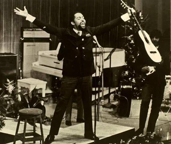 É formado em administração pela Universidade Federal da Bahia e fez sua entrada na cena musical no final dos anos 1950 e início dos anos 1960.