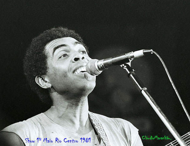 Gilberto Passos Gil Moreira, que nasceu em 26 de junho de 1942, em Salvador, Bahia, é um cantor, compositor com mais de seis décadas de carreira.