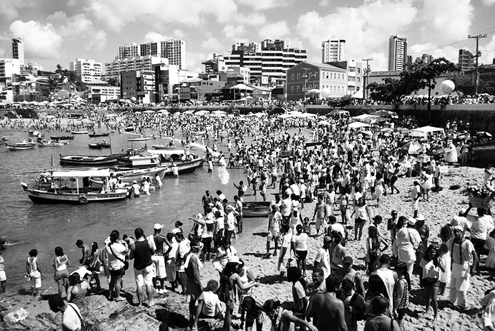 Já a umbanda é considerada uma religião brasileira que mistura elementos do catolicismo, do espiritismo kardecista e de ritos africanos e indígenas. 