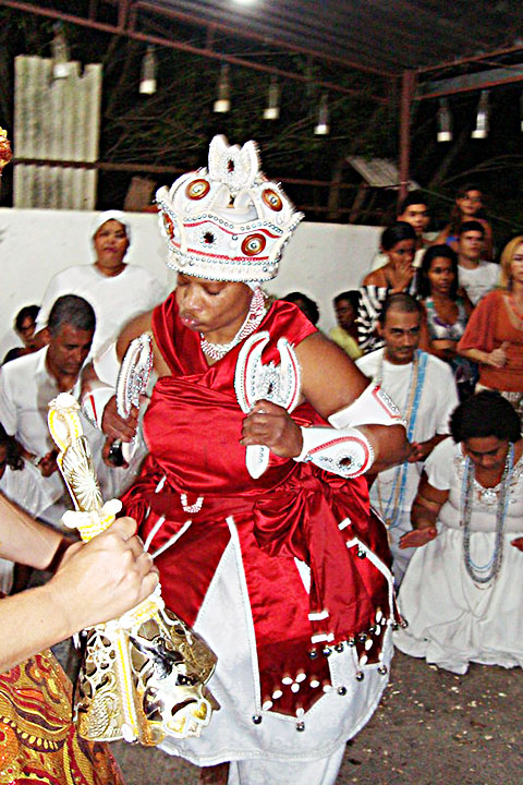 Xangô é o orixá da justiça. Deus do trovão. O fogo é seu elemento. Carrega um machado de duas pontas. Algumas oferendas: velas brancas, vermelhas ou marrons. Cerveja escura e vinho. Quiabo, camarão e dendê.