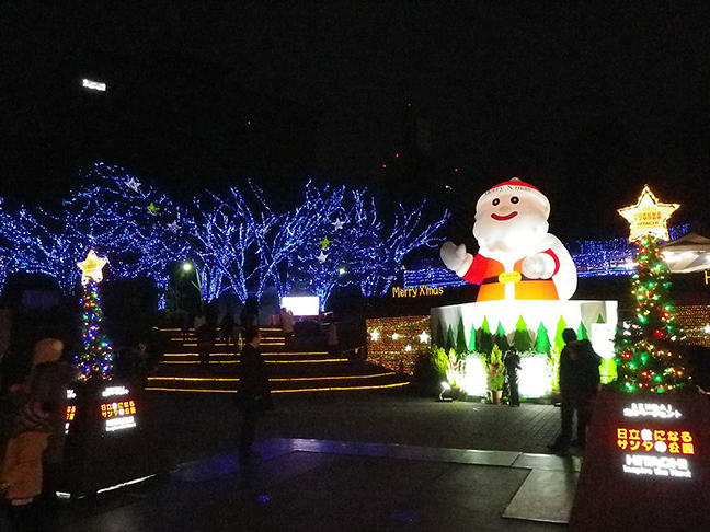 Ao trazer o Natal para o calendário, os japoneses absorveram a tradicional figura de Papai Noel, que também faz parte da decoração em ruas, lojas e casas. 