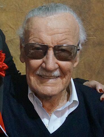 Stanley Martin Lieber nasceu em Nova York em 28/12/1922. Ele passou a infância no Bronx, bairro de periferia.  E, desde menino, sempre gostou de escrever. 