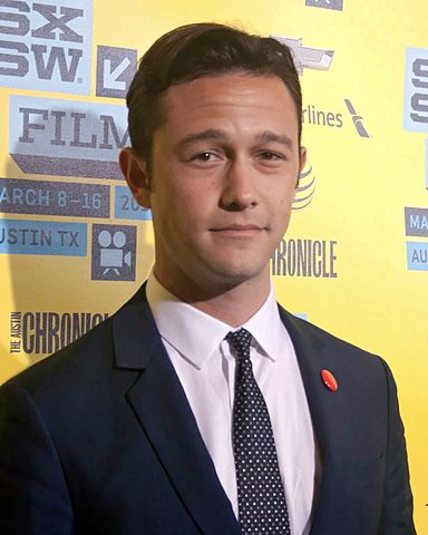 Joseph Gordon-Levitt – Nascido em Los Angeles em 17/2/1981, descende de judeus lituanos e russos que migraram para a América. Sua árvore genealógica registra essa ligação de forma consistente.