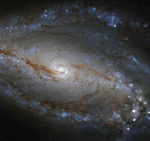 Em abril de 2024, o Hubble entrou em "modo de segurança" devido a um defeito em um giroscópio (gyro), um dos componentes do sistema de direção. - ESA-Hubble wikimedia commons 