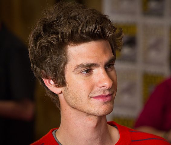 Andrew Garfield Ã© um ator americano, nascido em Los Angeles, mas que tambÃ©m tem cidadania britÃ¢nica. Ele se popularizou no papel do Homem-Aranha e jÃ¡ ganhou prÃªmios por atuaÃ§Ãµes em TV, teatro e cinema. Inclusive um Globo de Ouro de Melhor Ator em ComÃ©dia/Musical por 