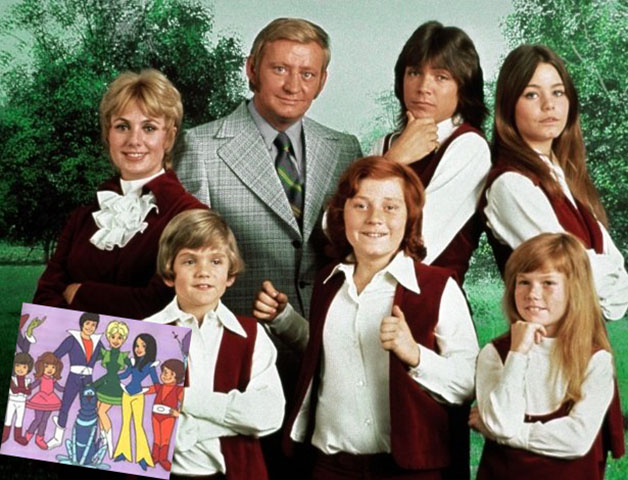 <p>Família Dó-Ré-Mi – 1970/1974 – 4 temporadas – Uma viúva e seus cinco filhos se aventuram numa carreira musical, na cidade fictícia de San Pueblo (Califórnia). Após ensaiar na garagem, a família Partridge compra um ônibus escolar velho para excursionar fazendo apresentações. </p>
