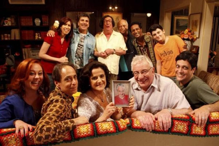 <p>A Grande Família – 2001/2014 – 14 temporadas –  A família Silva voltou adaptada aos costumes da virada do século. O honesto Lineu, a superprotetora Nenê, a mimada Bebel, o malandro Agostinho e o preguiçoso Tuco ficaram 13 anos no ar! O avô Floriano morreu em 2013 (junto com o ator Rogério Cardoso). </p>
