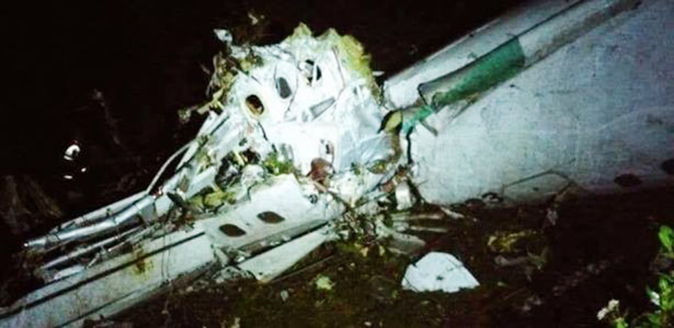 29/11/2016. O avião que levava a delegação da equipe de futebol da Chapecoense e jornalistas para a final da Copa Sul-Americana, na Colômbia, caiu no Cerro Gordo, área de mata a apenas 30 km do aeroporto de Medellín. O laudo apontou falta de combustível por erro de planejamento. 71 pessoas morreram. 6 sobreviveram. 