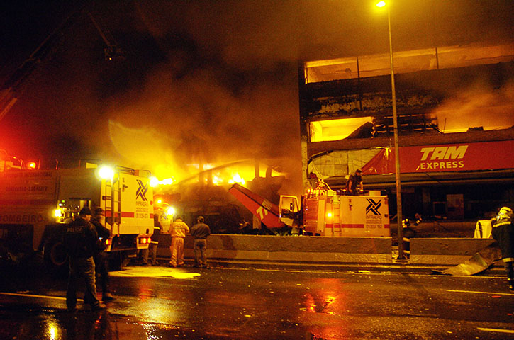 17/7/2007. Um avião da TAM que tinha partido de Porto Alegre explodiu ao chegar a  Congonhas (SP). O piloto não conseguiu frear, ultrapassou o limite da pista e bateu no prédio da TAM e em um posto de gasolina. As 187 pessoas a bordo e outras 12 em solo morreram.