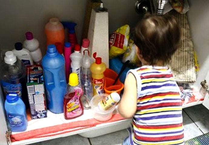 Guarde os produtos de higiene e de limpeza em local alto, fora do alcance das crianças.  E, mesmo assim, não coloque esse tipo de produto em embalagens de alimentos e refrigerantes, que podem provocar confusão. -Bombeiros.Ce.Gov.Br
