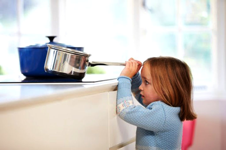 Evite que a criança vá para a cozinha. Mantenha os cabos das panelas virados para dentro. O ferro de passar roupa também deve ficar inacessível.  Se a criança se queimar, não passe nada (pomada, manteiga, gelo) nem fure bolhas. Leve ao pronto-socorro.-Bombeiros.Ce.Gov.Br