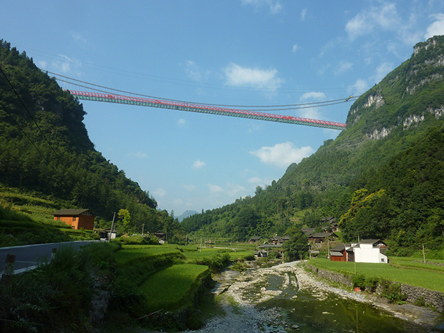 A ponte Aizhai, inaugurada em 2011 em Chongqing, na China, é uma ponte suspensa que atinge 350 metros de altura. Faz parte de uma via expressa que atravessa uma região montanhosa de vales profundos e curvas acentuadas.