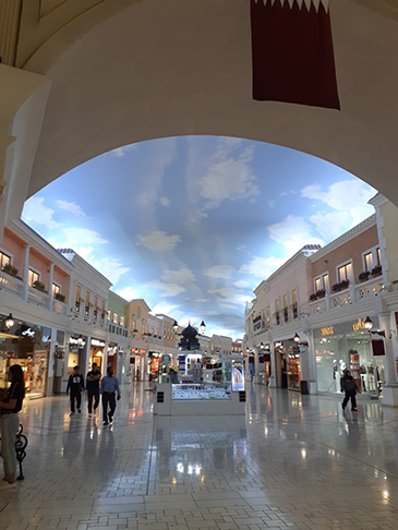 O City Centre Mall, ao lado da Tocha, também é curioso por possuir um teto que simula um céu em dia claro. Olhar para cima e ver as nuvens no azul de um céu pintado é uma das atrações do passeio pelo belo centro comercial.  
