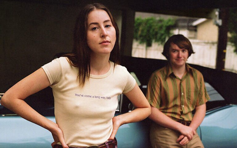 Alana Haim - Integrante da banda de pop rock Haim, foi reconhecida por sua atuação em "Licorice Pizza", com indicações a prêmios como o Globo de Ouro e o Critics Choice Awards.